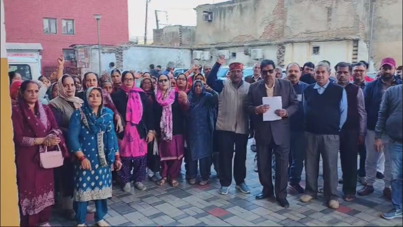 पंचायत को नगर निगम में शामिल करने का विरोध करते भडोलियां खुर्द के ग्रामीण। -संवाद पंचायत को नगर निगम में शामिल करने का विरोध करते भडोलियां खुर्द के ग्रामीण। -संवाद