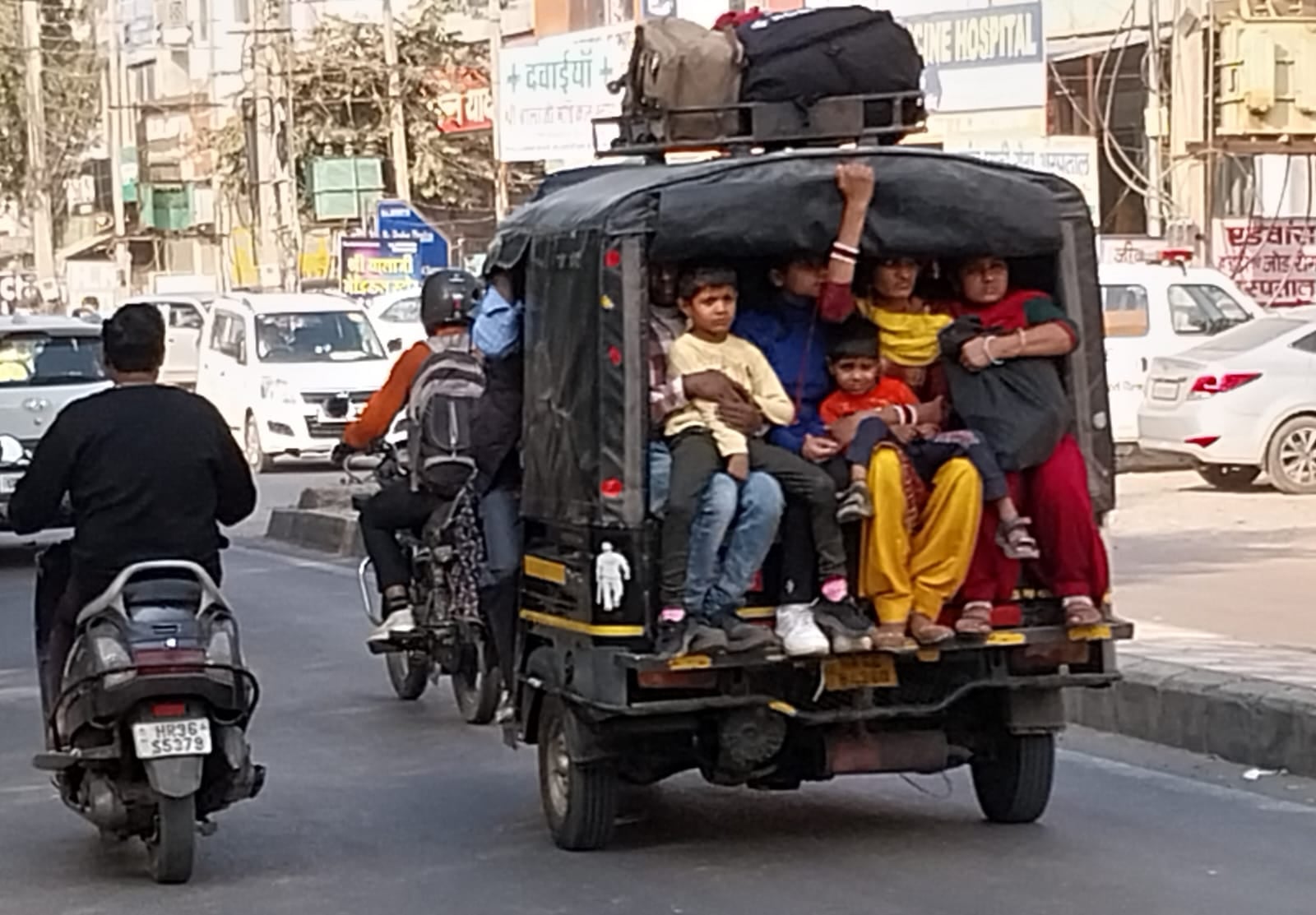 शहर में थ्री व्हीलर ट्रैफिक नियमों को दरकिनार कर सवारी भरकर चलाते हुए। संवाद शहर में थ्री व्हीलर ट्रैफिक नियमों को दरकिनार कर सवारी भरकर चलाते हुए। संवाद