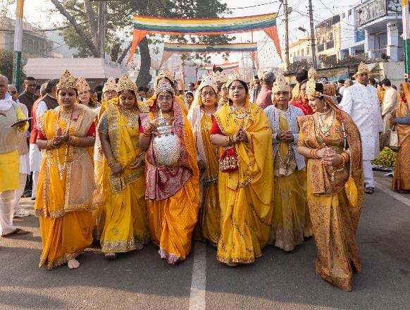तीर्थ धाम चिदायतन के पंचकल्याणक के अवसर पर शोभायात्रा निकालते श्रद्धालु स्रोत संवाद तीर्थ धाम चिदायतन के पंचकल्याणक के अवसर पर शोभायात्रा निकालते श्रद्धालु स्रोत संवाद