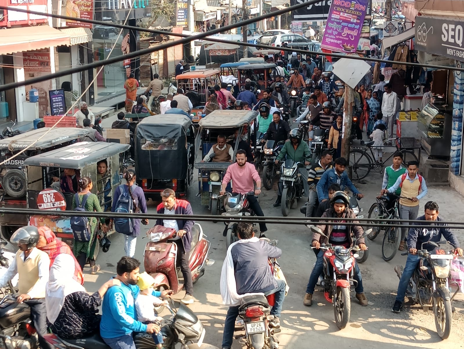 बीसलपुर के बारह पत्थर मार्ग पर पेड़ की डाल पड़ी होने से यातायात हो रहा प्रभावित।संवाद बीसलपुर के बारह पत्थर मार्ग पर पेड़ की डाल पड़ी होने से यातायात हो रहा प्रभावित।संवाद