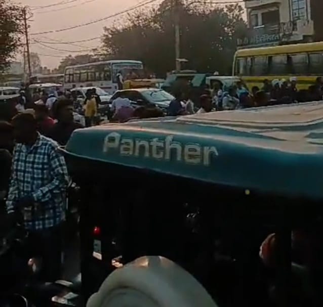 बीसलपुर के बारह पत्थर मार्ग पर पेड़ की डाल पड़ी होने से यातायात हो रहा प्रभावित।संवाद बीसलपुर के बारह पत्थर मार्ग पर पेड़ की डाल पड़ी होने से यातायात हो रहा प्रभावित।संवाद