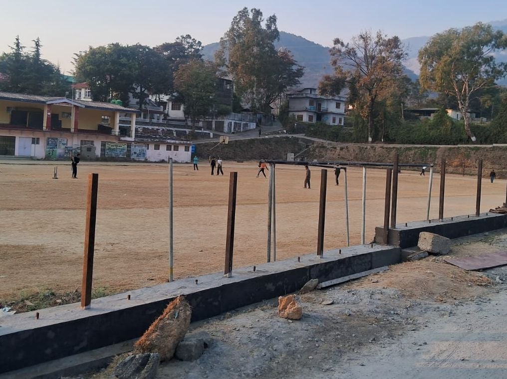 एथलेटिक सेंटर जोगिंद्रनगर में रोशन फैलाने के लिए पहुंचे बिजली के पोल। संवाद एथलेटिक सेंटर जोगिंद्रनगर में रोशन फैलाने के लिए पहुंचे बिजली के पोल। संवाद