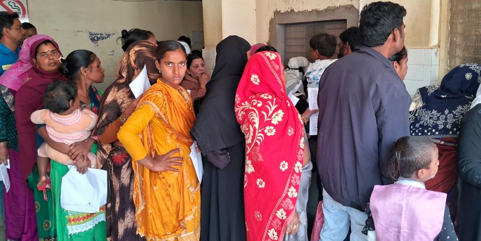 जिला अस्पताल की ओपीडी में लगी मरीजों की लाइन। संवाद जिला अस्पताल की ओपीडी में लगी मरीजों की लाइन। संवाद