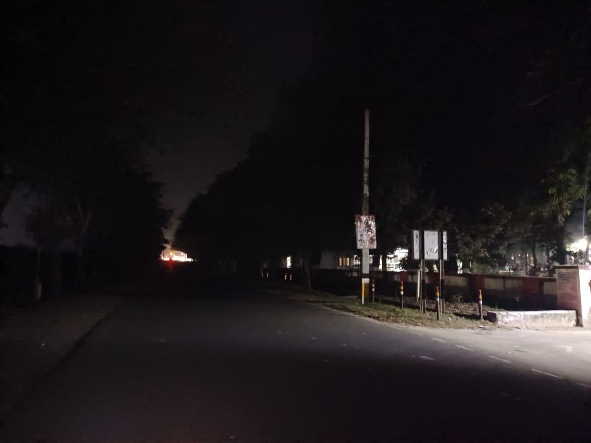 पीलीभीत के छतरी चौराहे पर लगी छतरियों की बंद लाइटे।संवाद