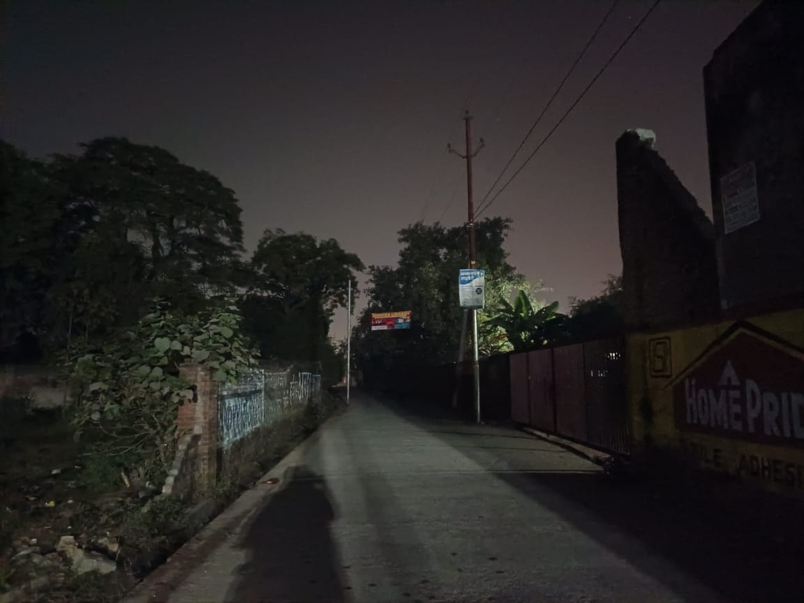 पीलीभीत के छतरी चौराहे पर लगी छतरियों की बंद लाइटे।संवाद