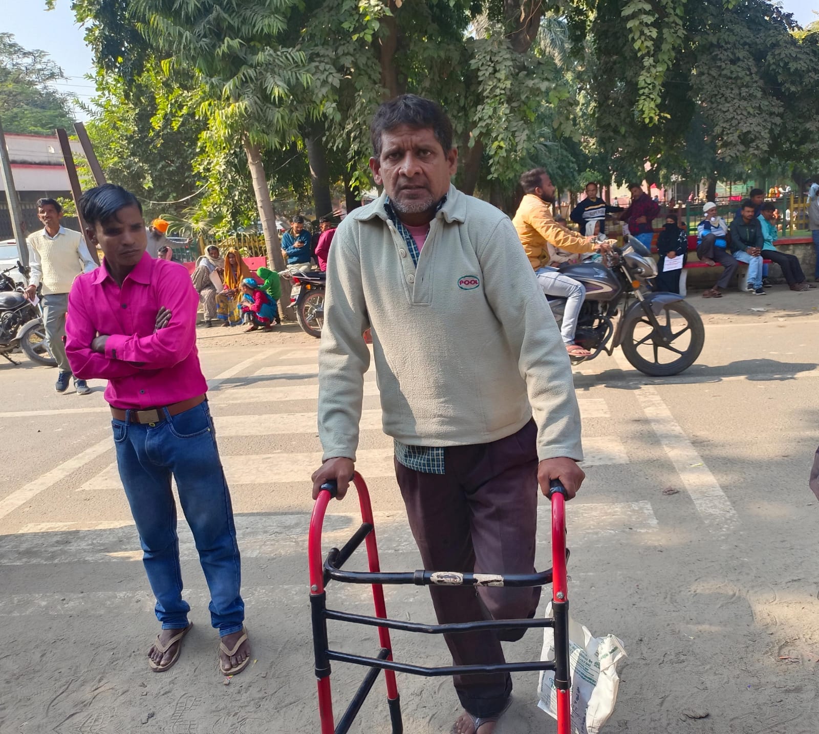 पर्याप्त जगह न होने की वजह से जमीन पर बैठकर इंतजार करते दिव्यांग संवाद पर्याप्त जगह न होने की वजह से जमीन पर बैठकर इंतजार करते दिव्यांग संवाद