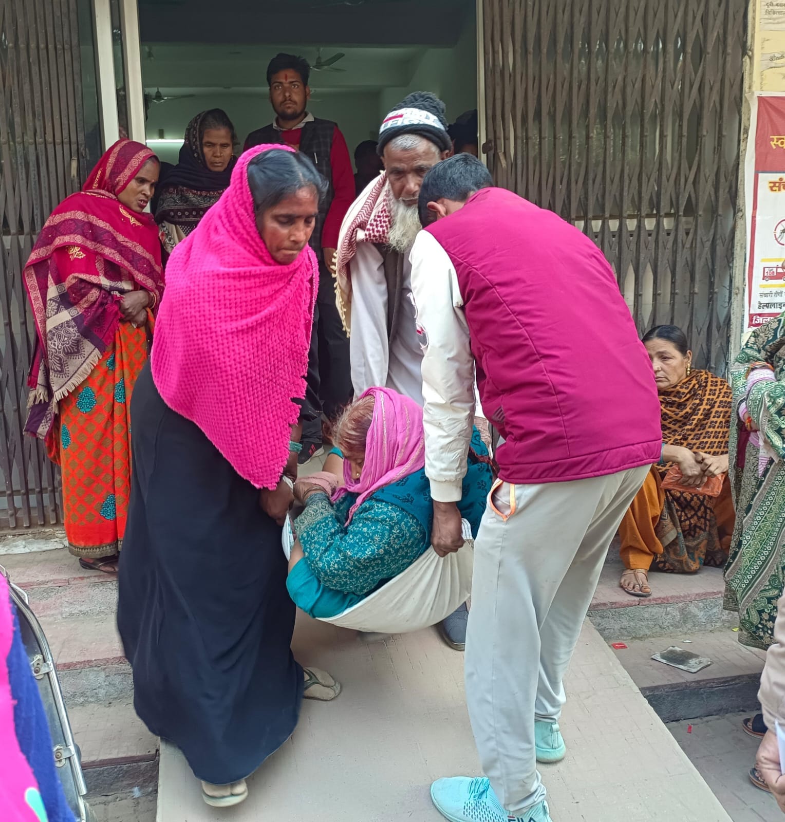 पर्याप्त जगह न होने की वजह से जमीन पर बैठकर इंतजार करते दिव्यांग संवाद पर्याप्त जगह न होने की वजह से जमीन पर बैठकर इंतजार करते दिव्यांग संवाद