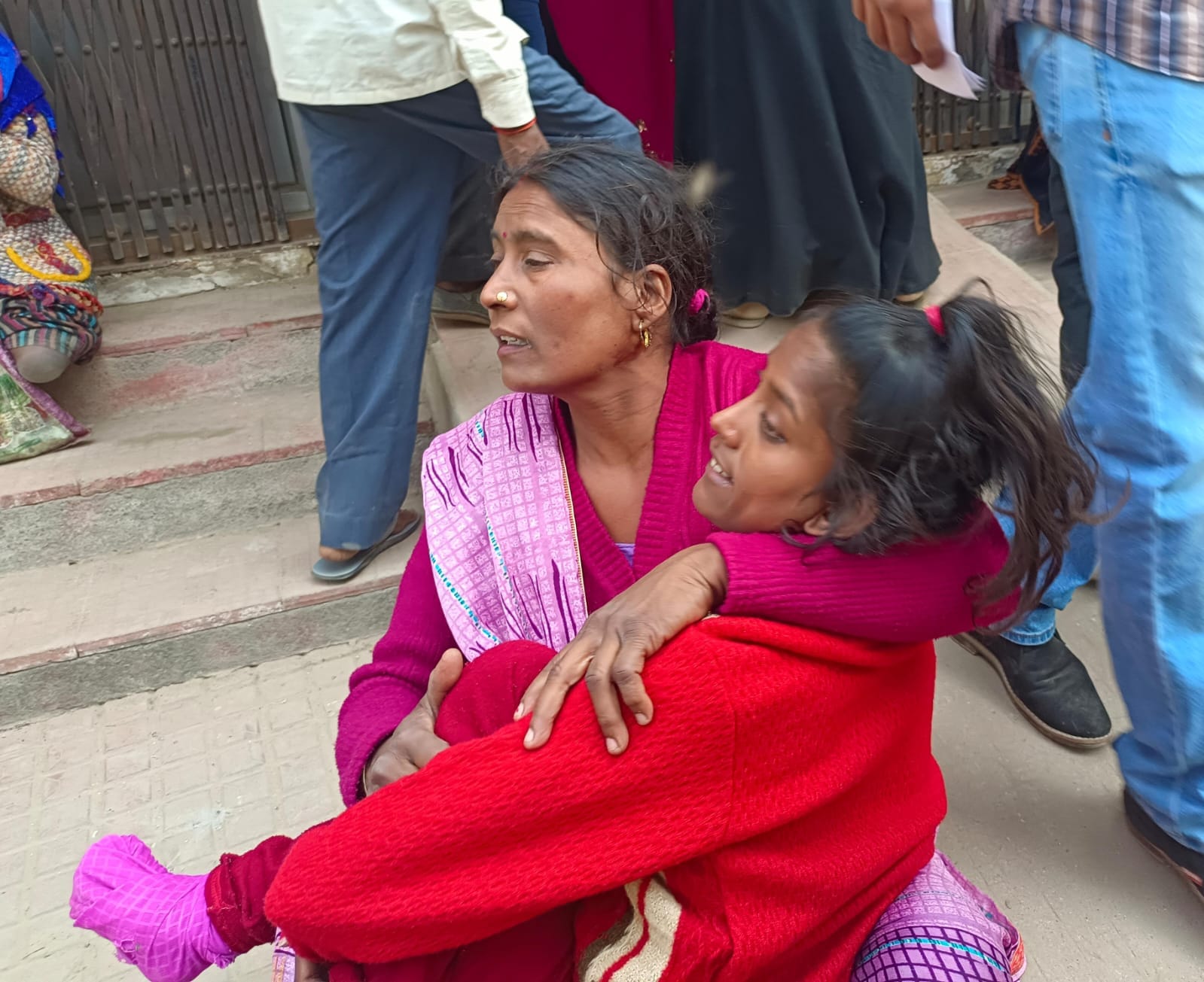 पर्याप्त जगह न होने की वजह से जमीन पर बैठकर इंतजार करते दिव्यांग संवाद पर्याप्त जगह न होने की वजह से जमीन पर बैठकर इंतजार करते दिव्यांग संवाद