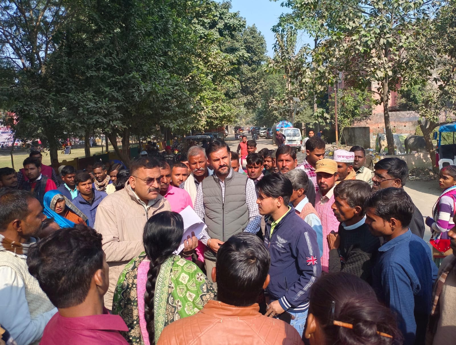 पर्याप्त जगह न होने की वजह से जमीन पर बैठकर इंतजार करते दिव्यांग संवाद पर्याप्त जगह न होने की वजह से जमीन पर बैठकर इंतजार करते दिव्यांग संवाद