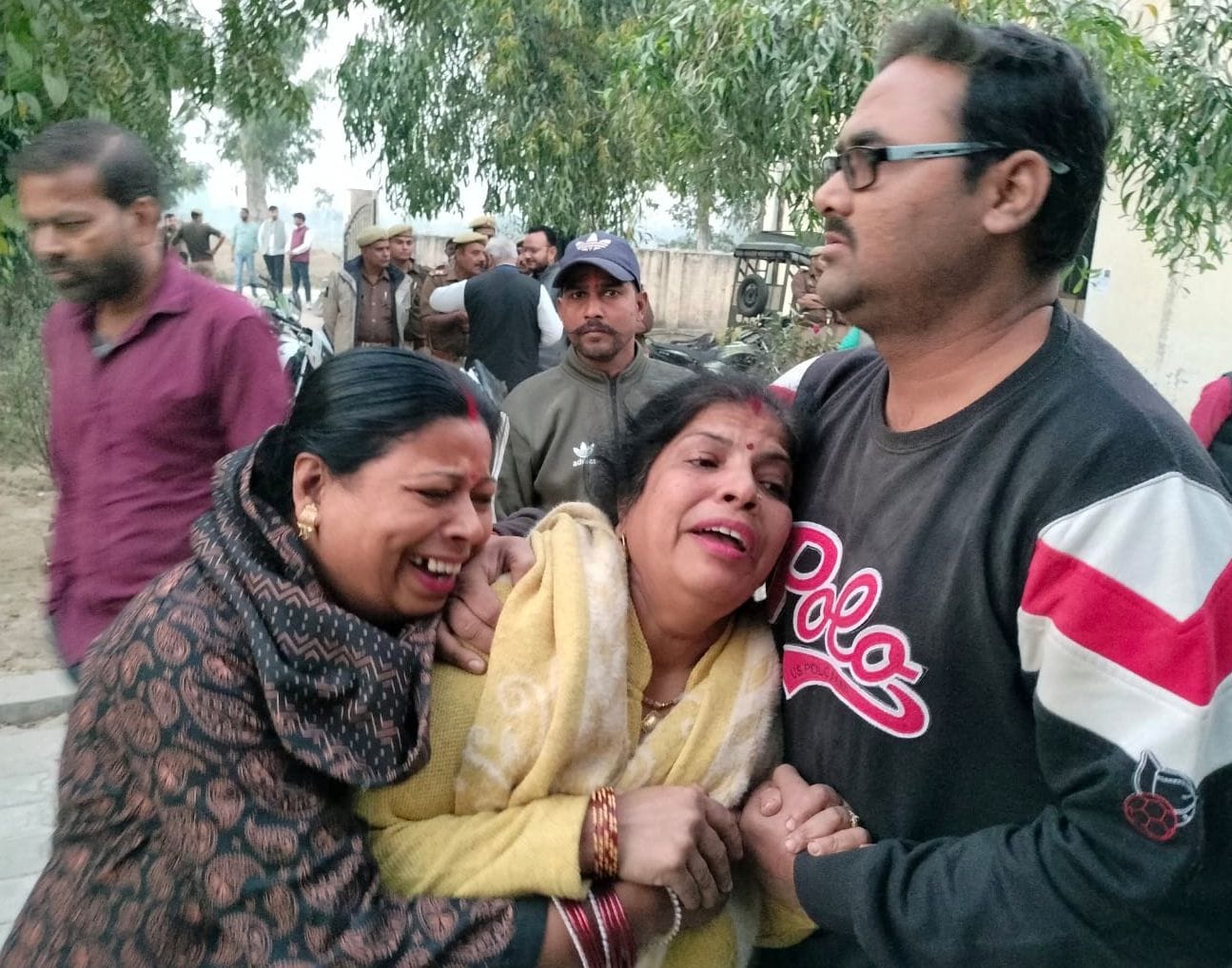पोस्टमार्टम हाउस पर मृतक के बिलखते पिता को संभालते रिश्तेदार। संवाद