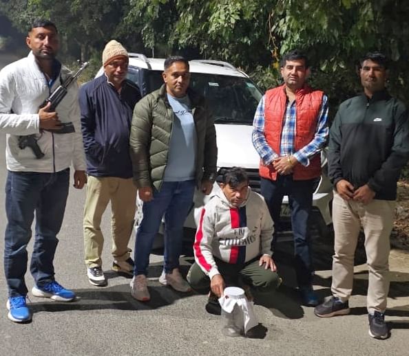 03जेएनडी09-पुलिस गिरफ्त में अवैध पिस्तोल के साथ पकड़ा गया आरोपी। स्रोत पुलिस