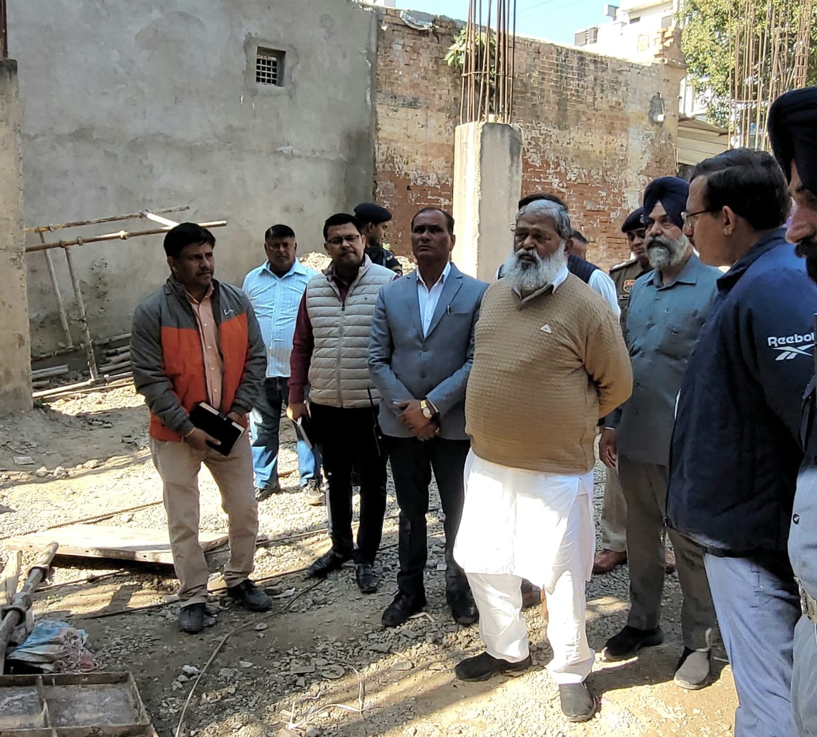 अंबाला छावनी में गुड़गुड़िया नाले के ऊपर बन रहे पुल को लेकर कैंबिनेट मंत्री को जानकारी देते नप अंबाला छावनी में गुड़गुड़िया नाले के ऊपर बन रहे पुल को लेकर कैंबिनेट मंत्री को जानकारी देते नप