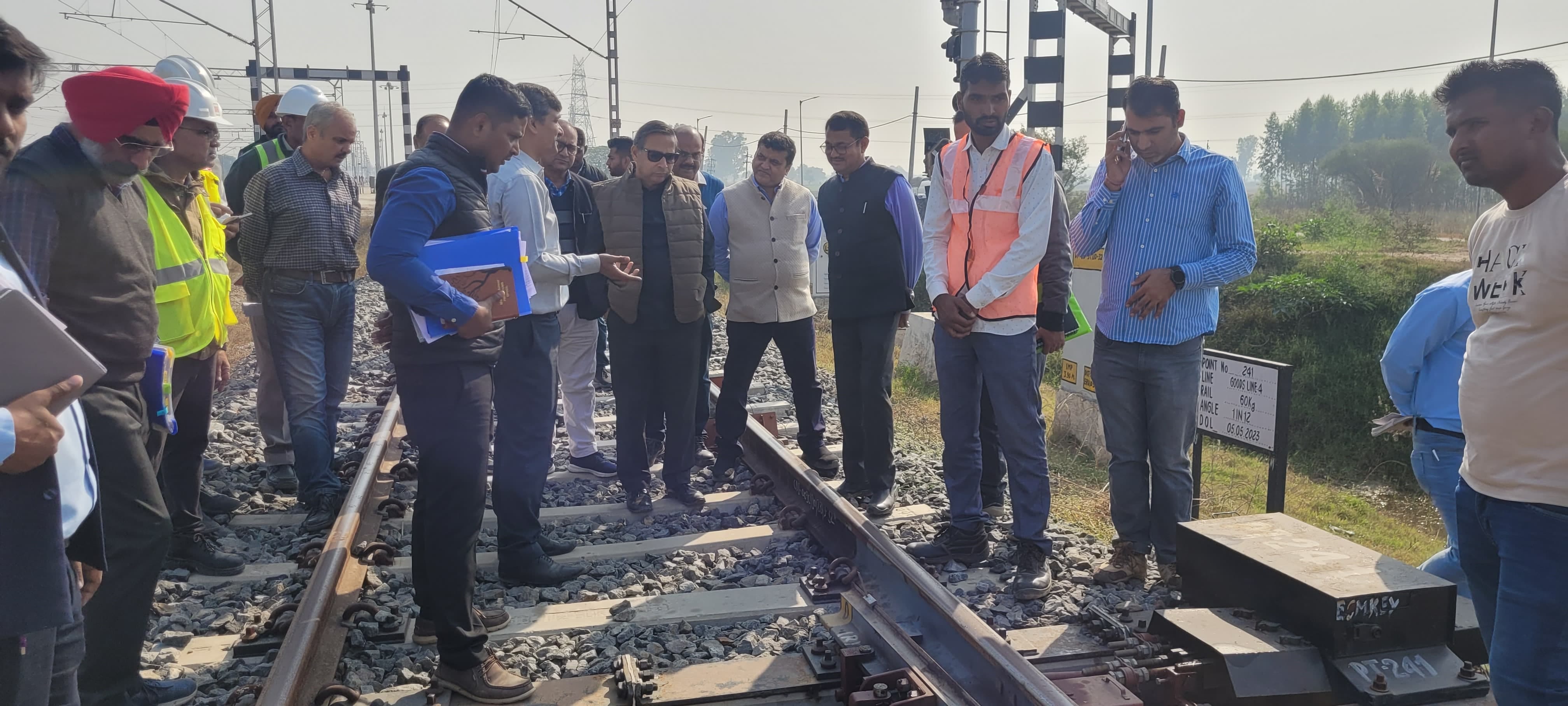 अंबाला मंडल के अधीन मालगाड़ियों के लिए बनाए गए न्यू शंभू रेलवे स्टेशन का निरीक्षण करते रेलवे अ अंबाला मंडल के अधीन मालगाड़ियों के लिए बनाए गए न्यू शंभू रेलवे स्टेशन का निरीक्षण करते रेलवे अ