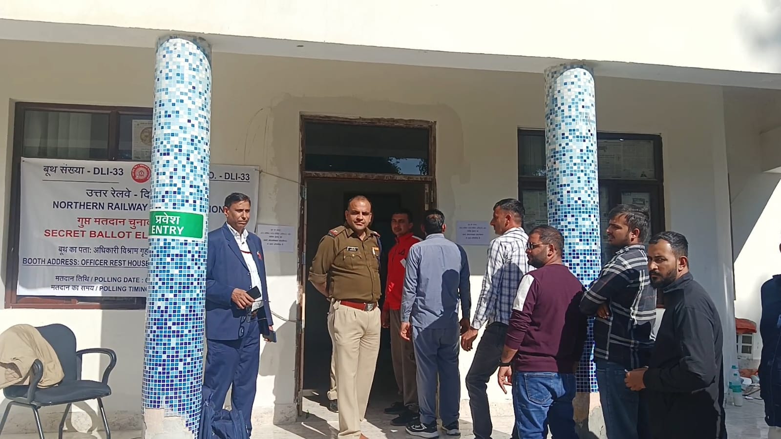 फोटो04सीटीके13...रेलवे यूनियन चुनाव में मतदान करने के लिए कतार में लगे रेलवे कर्मचारी फोटो04सीटीके13...रेलवे यूनियन चुनाव में मतदान करने के लिए कतार में लगे रेलवे कर्मचारी