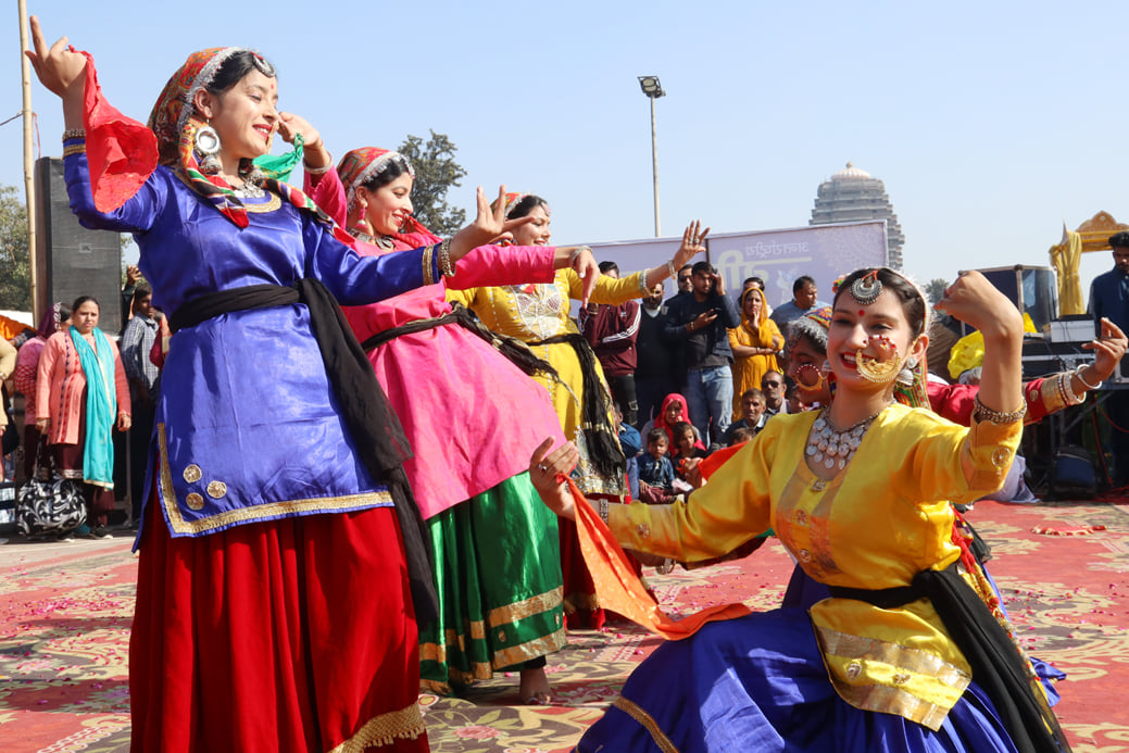 कुरुक्षेत्र। अंतरराष्ट्रीय गीता महोत्सव में अनसुईया घाट पर कच्ची घोडी नृत्य की प्रस्तुति देते र