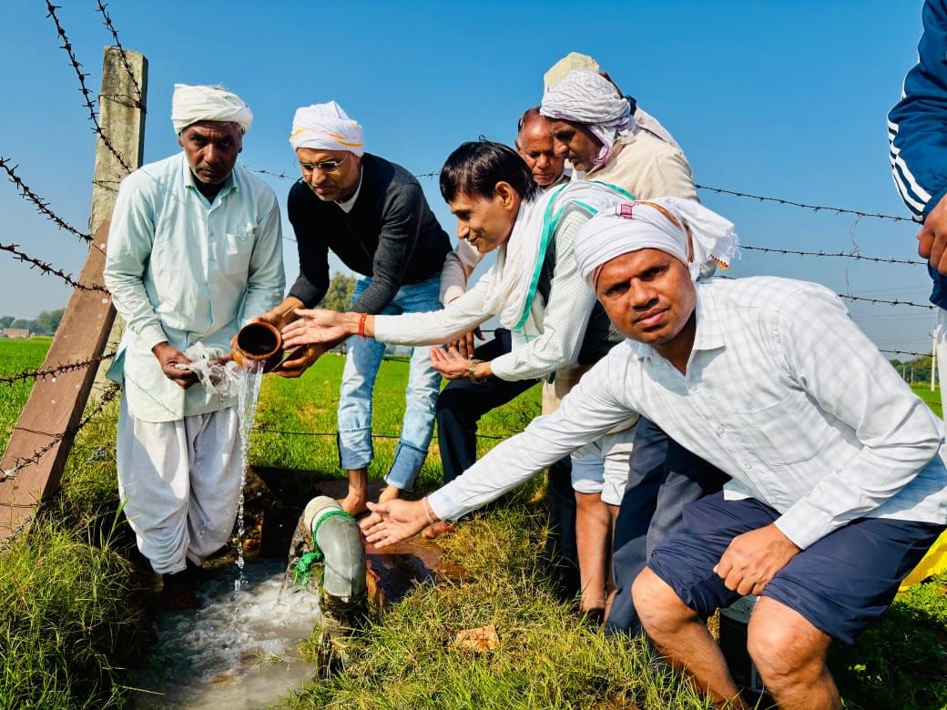 मृतका की खुद के खेत में अस्थि विसर्जन करते हुए परिवारजन