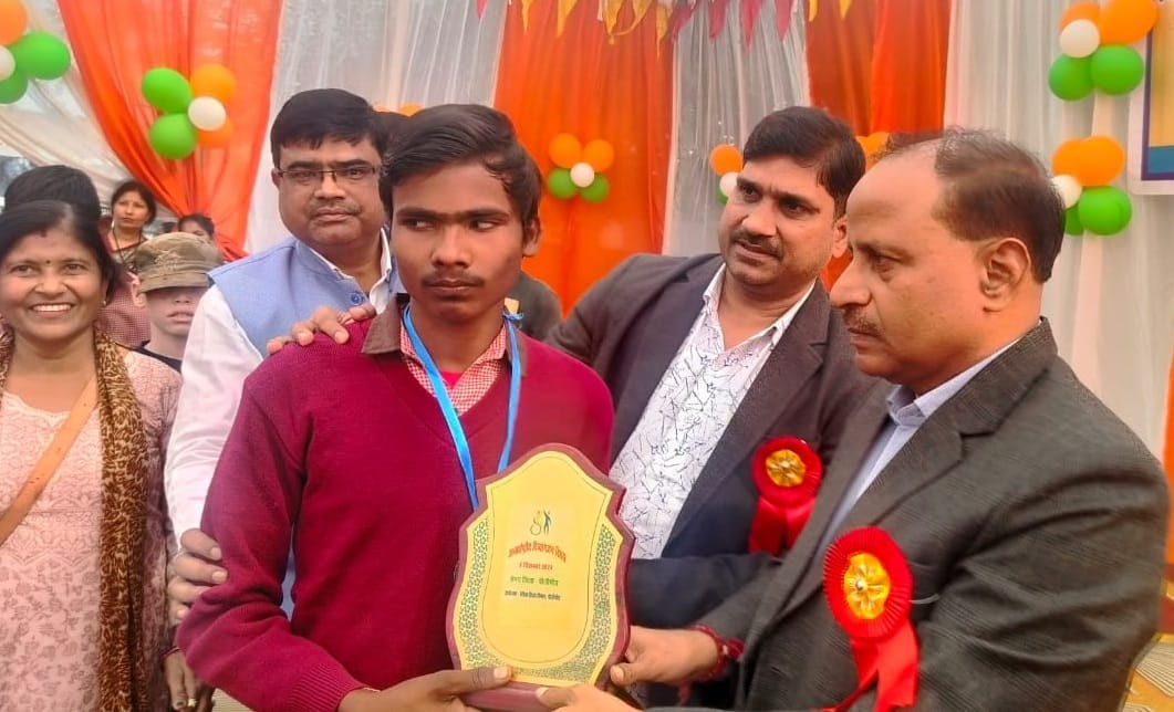 पीलीभीत के बीएसए कार्यालय परिसर में दिव्यांगजन दिवस पर आयोजित खेल प्रतियोगिता में भाग लेते दिव् पीलीभीत के बीएसए कार्यालय परिसर में दिव्यांगजन दिवस पर आयोजित खेल प्रतियोगिता में भाग लेते दिव्