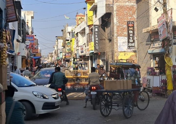 पीलीभीत के थाना सुनगढी के पास लगा लंबा जाम।संवाद पीलीभीत के थाना सुनगढी के पास लगा लंबा जाम।संवाद