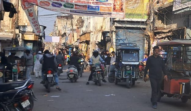 पीलीभीत के थाना सुनगढी के पास लगा लंबा जाम।संवाद पीलीभीत के थाना सुनगढी के पास लगा लंबा जाम।संवाद