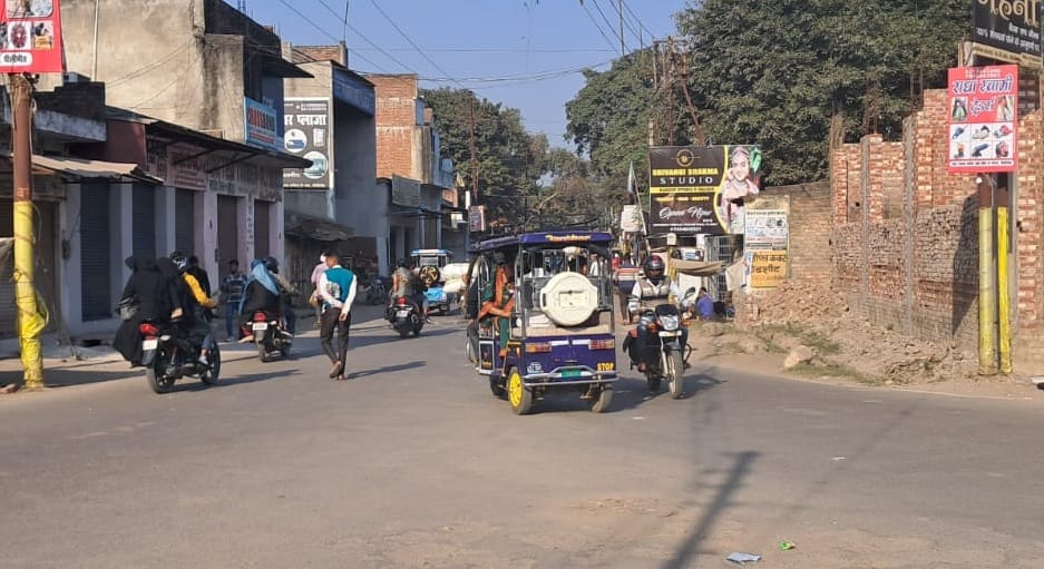 पीलीभीत के थाना सुनगढी के पास लगा लंबा जाम।संवाद पीलीभीत के थाना सुनगढी के पास लगा लंबा जाम।संवाद