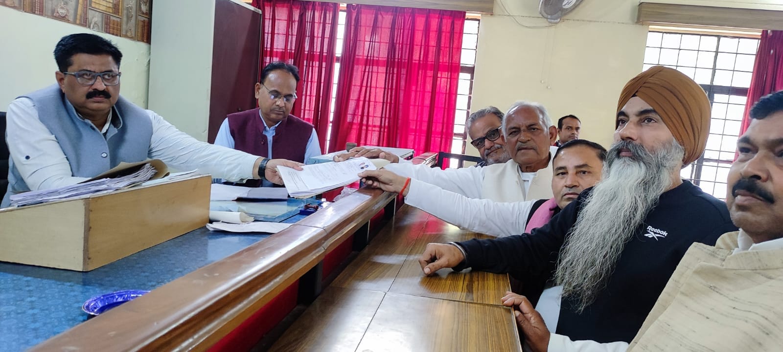पलिया तहसील में नामांकन करातीं भाजपा प्रत्याशी लक्ष्मी देवी गुप्ता। संवाद
