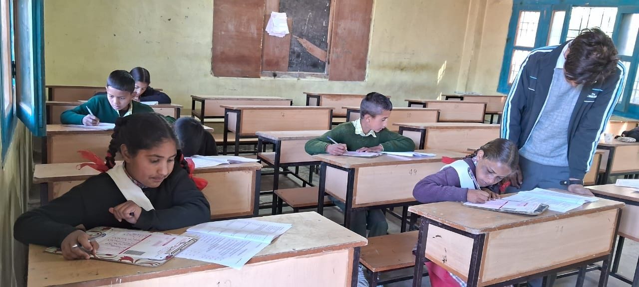 रिकांगपिओ में परख परीक्षा देते स्कूली बच्चे। संवाद रिकांगपिओ में परख परीक्षा देते स्कूली बच्चे। संवाद