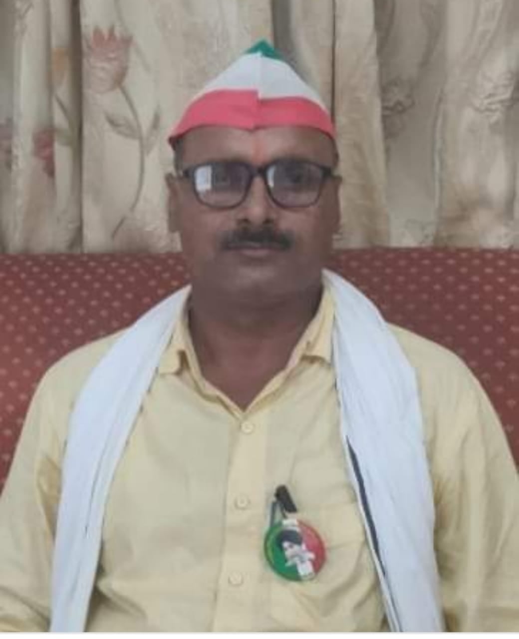 समूह में गन्ने की छिलाई करते किसान। संवाद