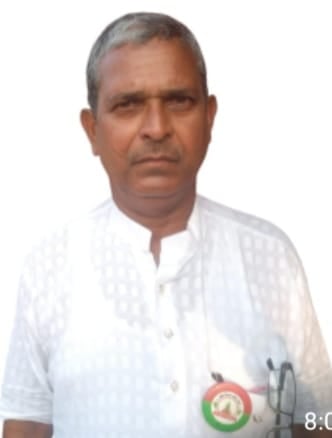 समूह में गन्ने की छिलाई करते किसान। संवाद