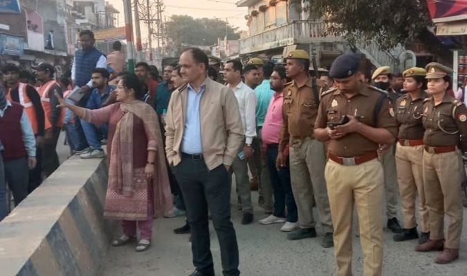 तिलहर में अतिक्रमण हटाओ अभियान तहत खोखा हटाती जेसीबी। संवाद