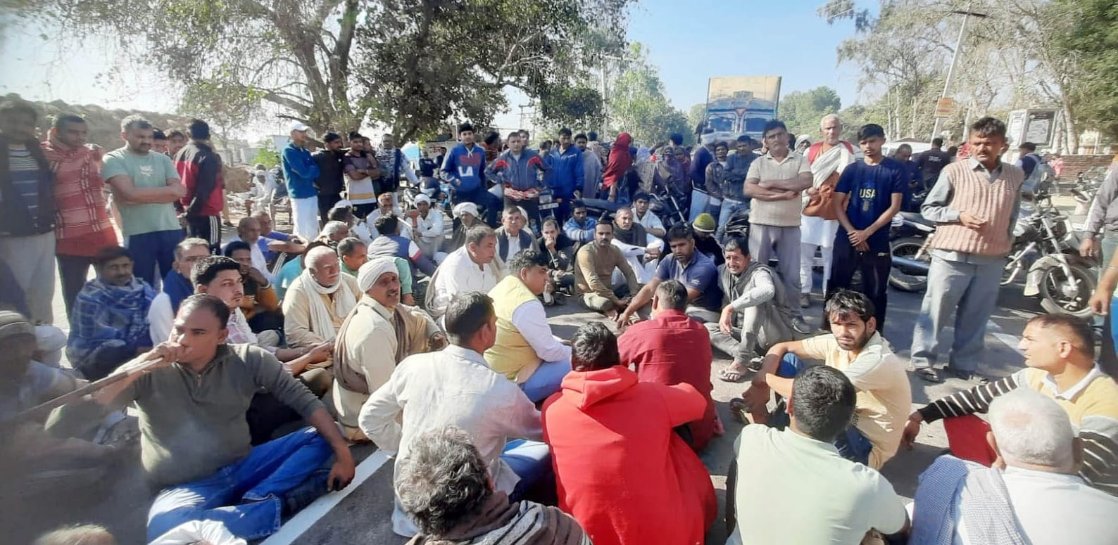 04जेएनडी05: जींद-असंध मार्ग पर हसनपुर गांव के मुख्य बस स्टैंड पर जाम लगाए बैठे ग्रामीण।  संवाद