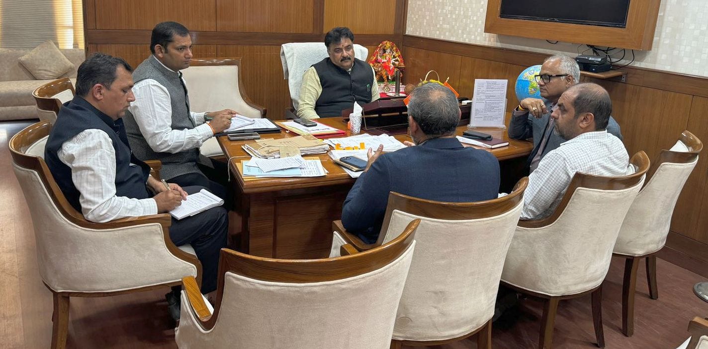 04जेएनडी13-नागरिक अस्पताल में हुए केयर कम्पैनियन प्रोग्राम में मौजूद चिकित्सक और अन्य स्टाफ। स्