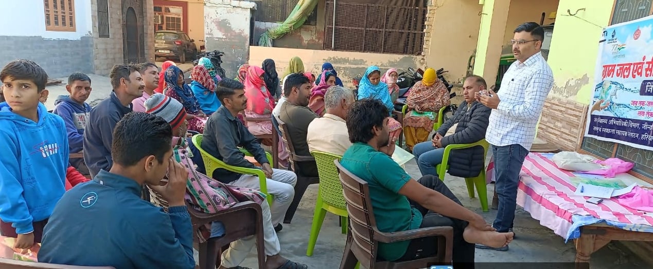 05जेएनडी28: जल चौपाल को संबोधित करते हुए वक्ता। स्रोत विभाग 05जेएनडी28: जल चौपाल को संबोधित करते हुए वक्ता। स्रोत विभाग