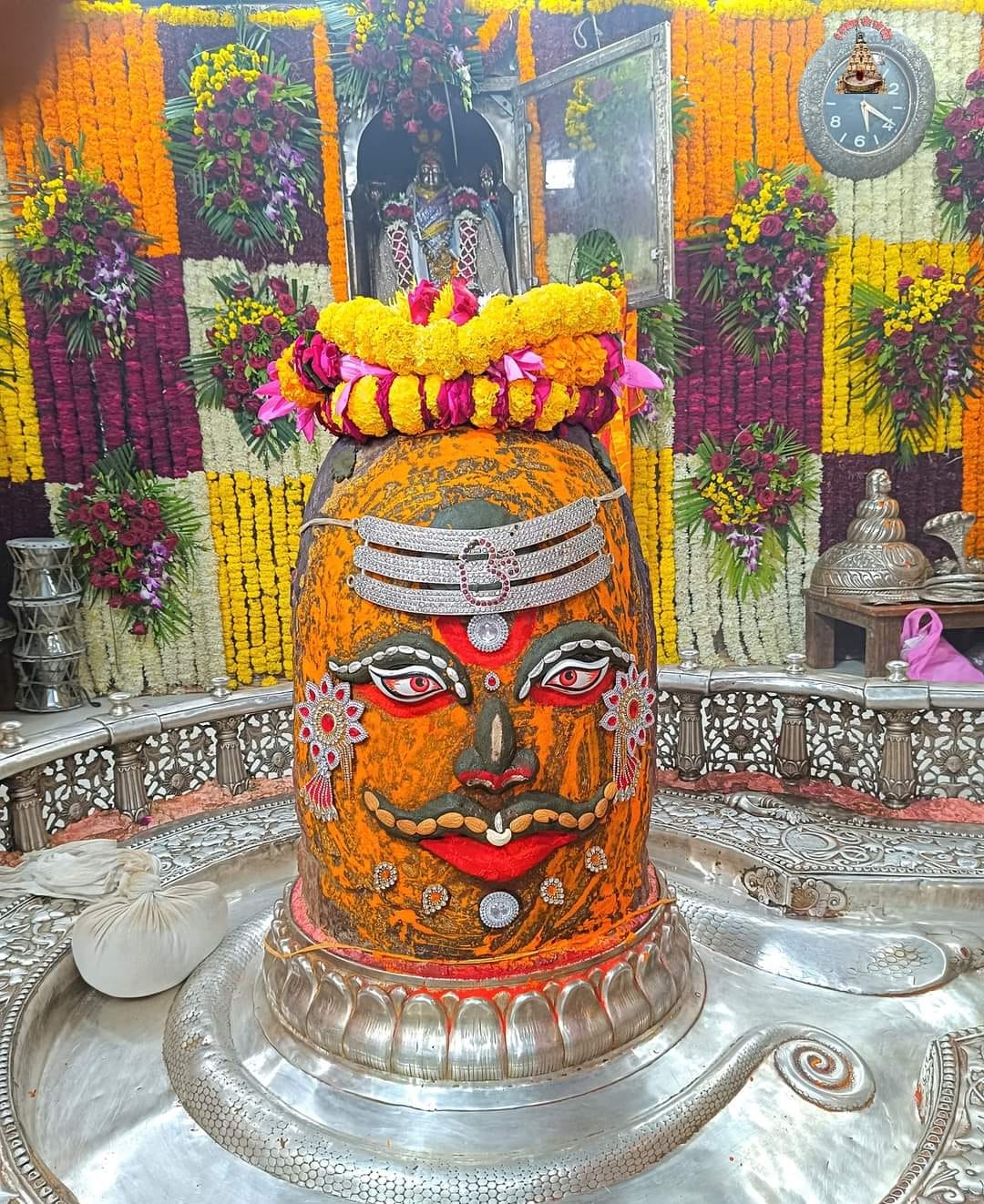 भस्म आरती मे त्रिपुंड लगाकर सजे बाबा महाकाल , भक्तों को दिए कुछ ऐसे दर्शन देखे तस्वीरें... भस्म आरती मे त्रिपुंड लगाकर सजे बाबा महाकाल , भक्तों को दिए कुछ ऐसे दर्शन देखे तस्वीरें...