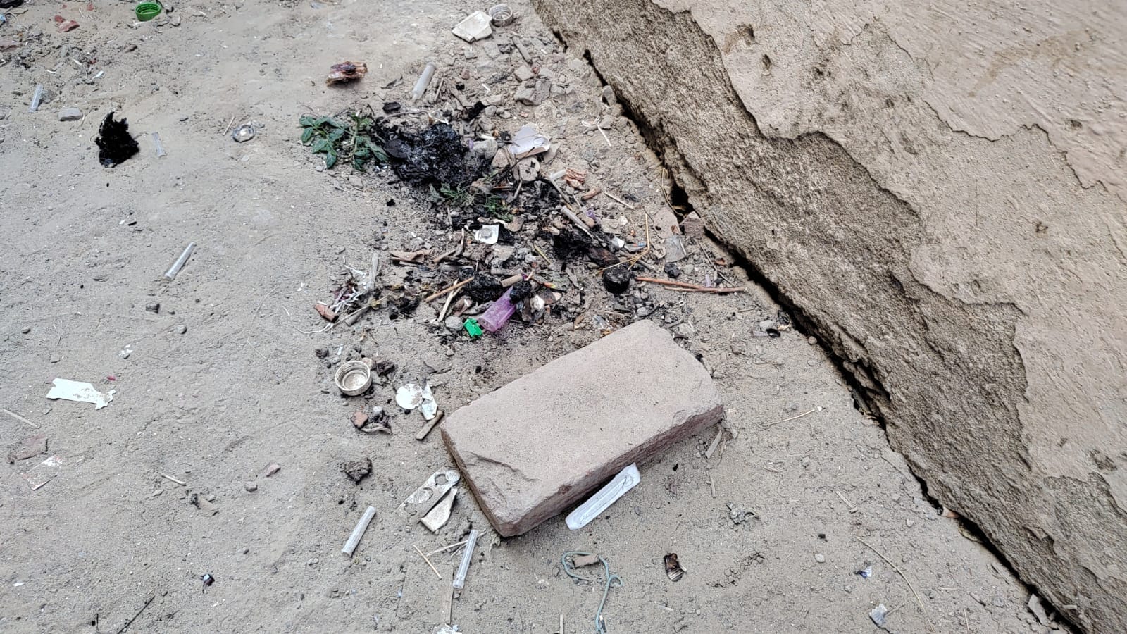 गांव मीरपुर कॉलोनी में पंचायती चौपाल के बाथरूम में लगे वॉशबेेसिन में पड़ी सिल्वर पन्नी, लाइटर व
