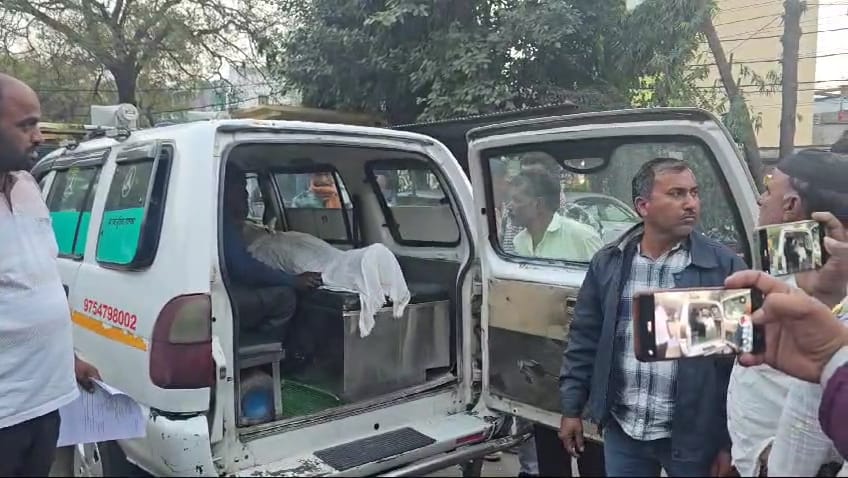 घटना का यह वीडियो और थाने के बाहर के फोटो घटना का यह वीडियो और थाने के बाहर के फोटो