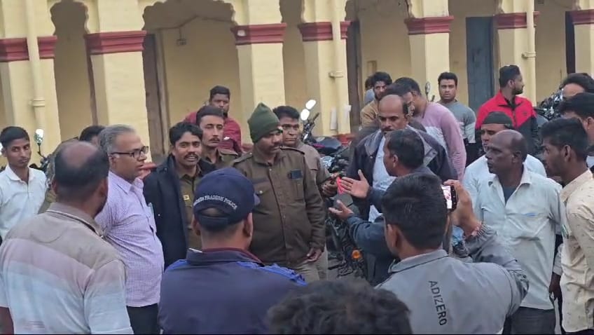 घटना का यह वीडियो और थाने के बाहर के फोटो घटना का यह वीडियो और थाने के बाहर के फोटो