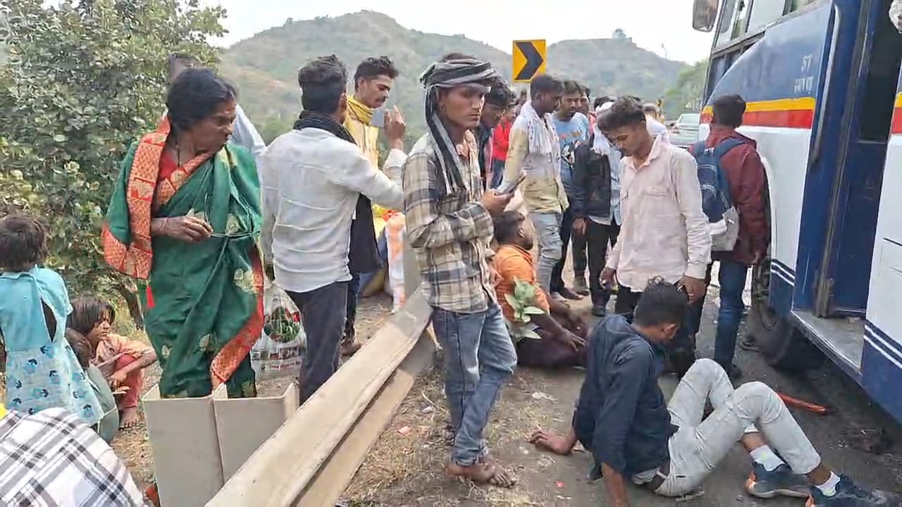 हाईवे पर शिर्डी जा रही बस के ब्रेक फेल होने से 18 यात्री हुए घायल