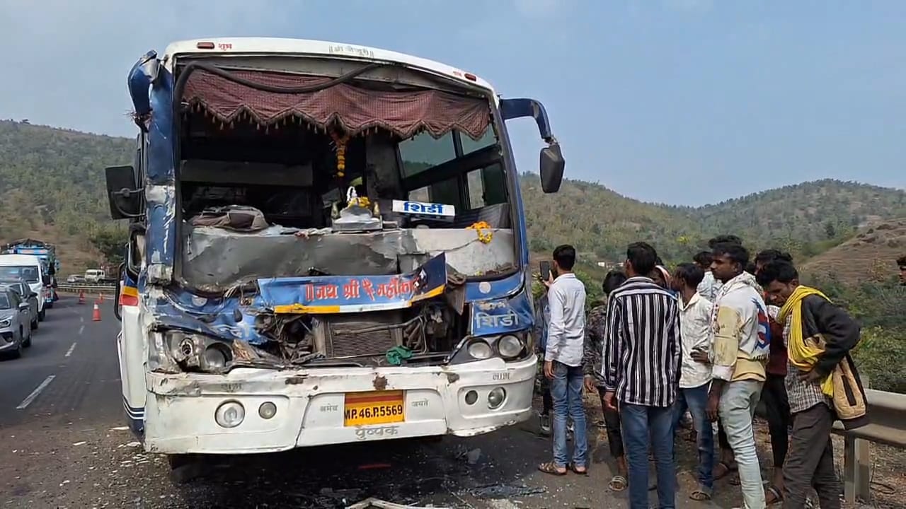 हाईवे पर शिर्डी जा रही बस के ब्रेक फेल होने से 18 यात्री हुए घायल हाईवे पर शिर्डी जा रही बस के ब्रेक फेल होने से 18 यात्री हुए घायल