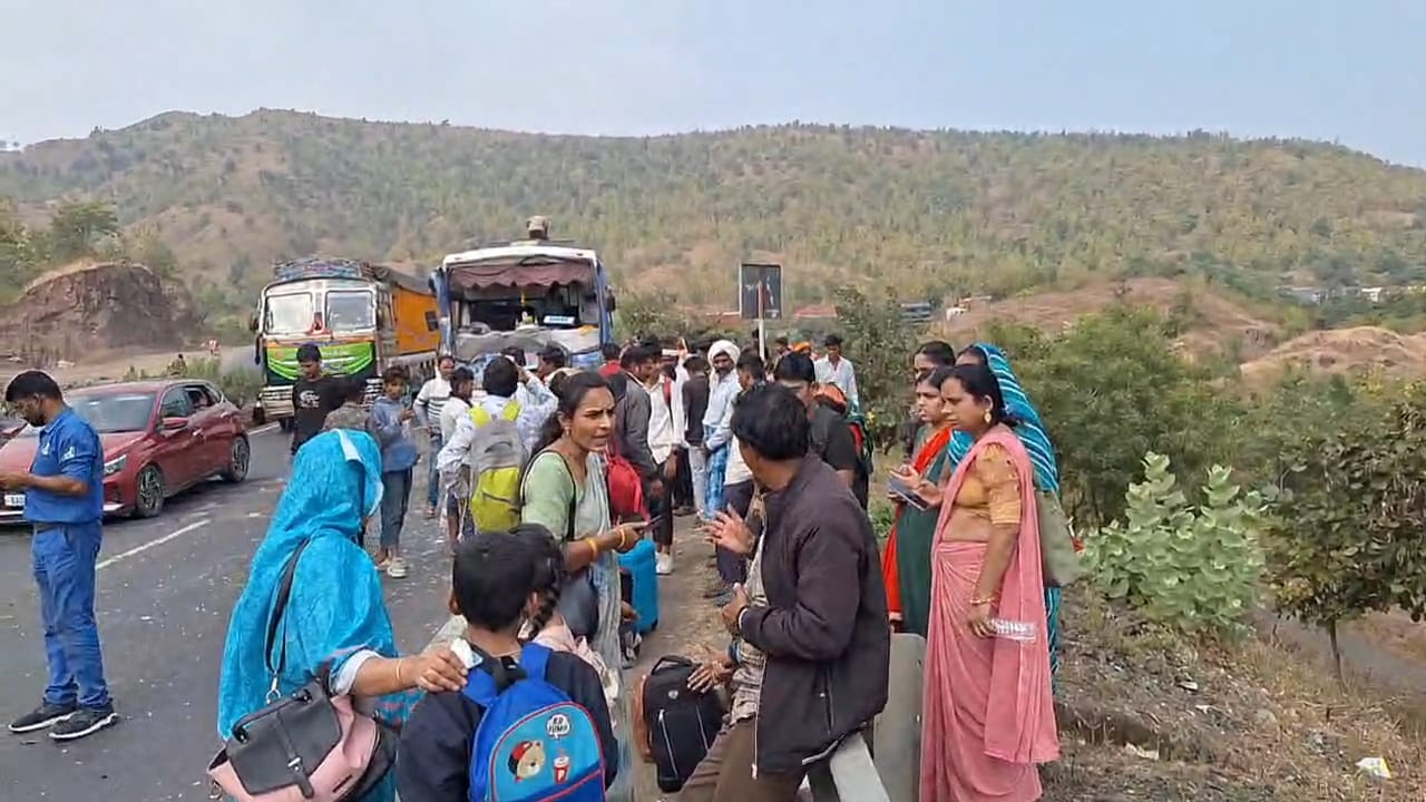 हाईवे पर शिर्डी जा रही बस के ब्रेक फेल होने से 18 यात्री हुए घायल