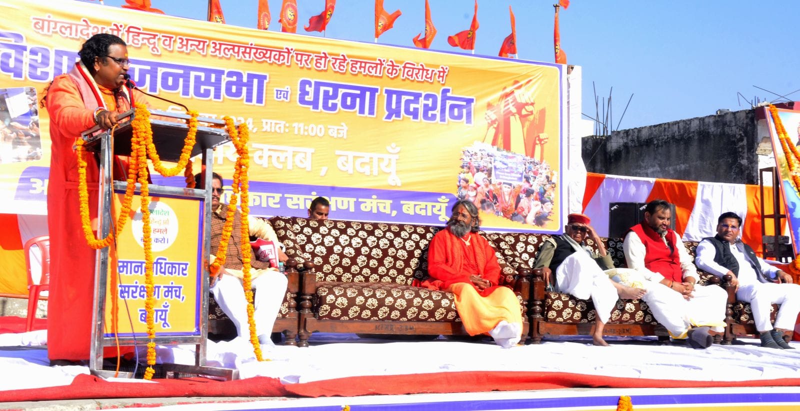 जनसभा में मौजूद हिन्दू संगठनों के कार्यकर्ता। संवाद