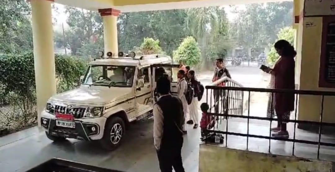 कलेक्टर क इंतजार करती छात्राये कलेक्टर क इंतजार करती छात्राये
