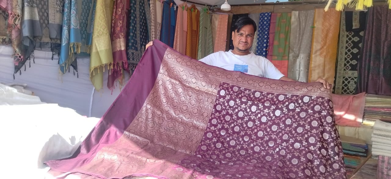 कुरुक्षेत्र।  वृंदावन में लगे हुनर हॉट मेले में बनारसी साड़ी खरीद करती हेमामालिनी। फाइलो