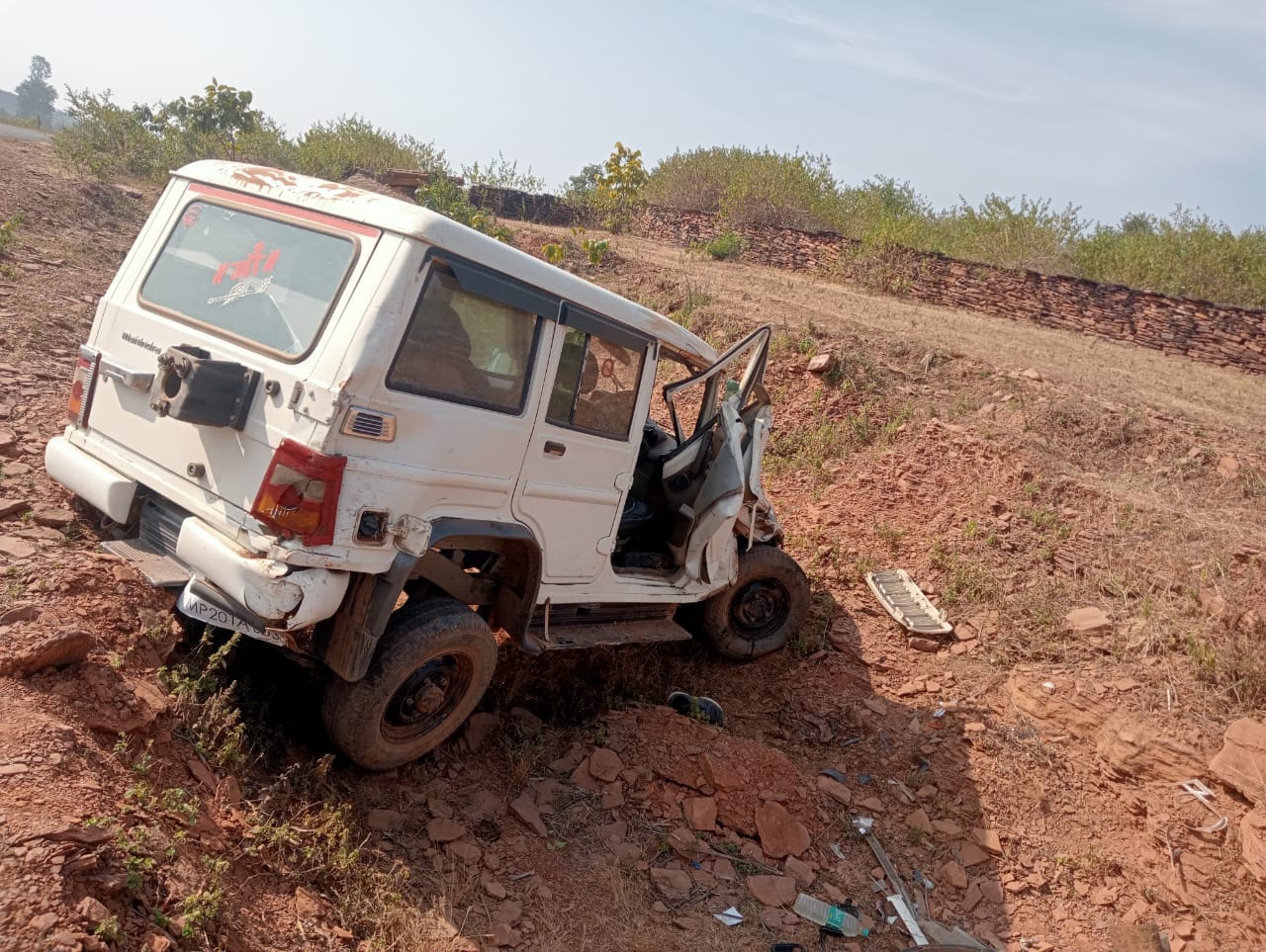 मृतक युवक खाई में डली क्षतिग्रस्त कार मृतक युवक खाई में डली क्षतिग्रस्त कार