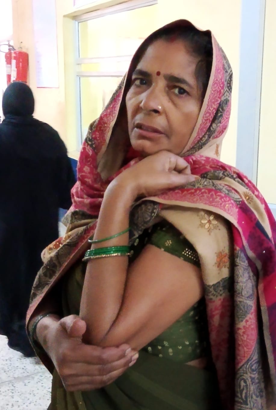 पीलीभीत के जिला चिकित्सालय के लैब कक्ष पर रिपोर्ट लेने को लगी भीड़।संवाद पीलीभीत के जिला चिकित्सालय के लैब कक्ष पर रिपोर्ट लेने को लगी भीड़।संवाद