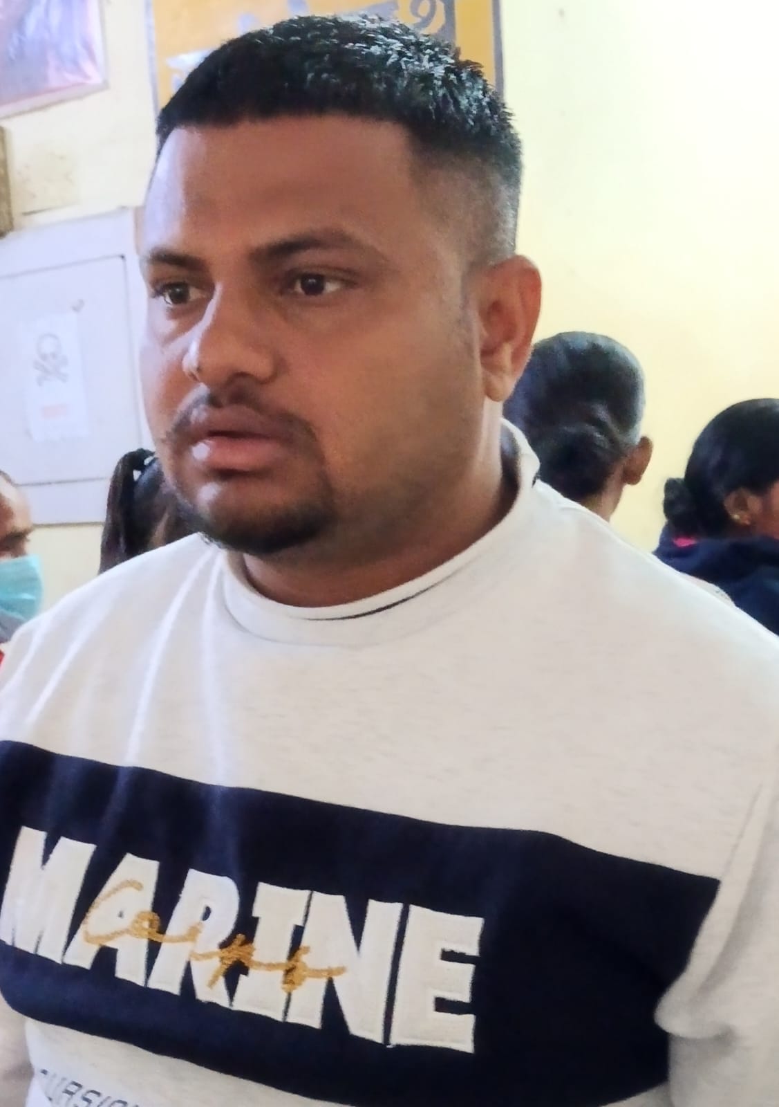 पीलीभीत के जिला चिकित्सालय के लैब कक्ष पर रिपोर्ट लेने को लगी भीड़।संवाद पीलीभीत के जिला चिकित्सालय के लैब कक्ष पर रिपोर्ट लेने को लगी भीड़।संवाद