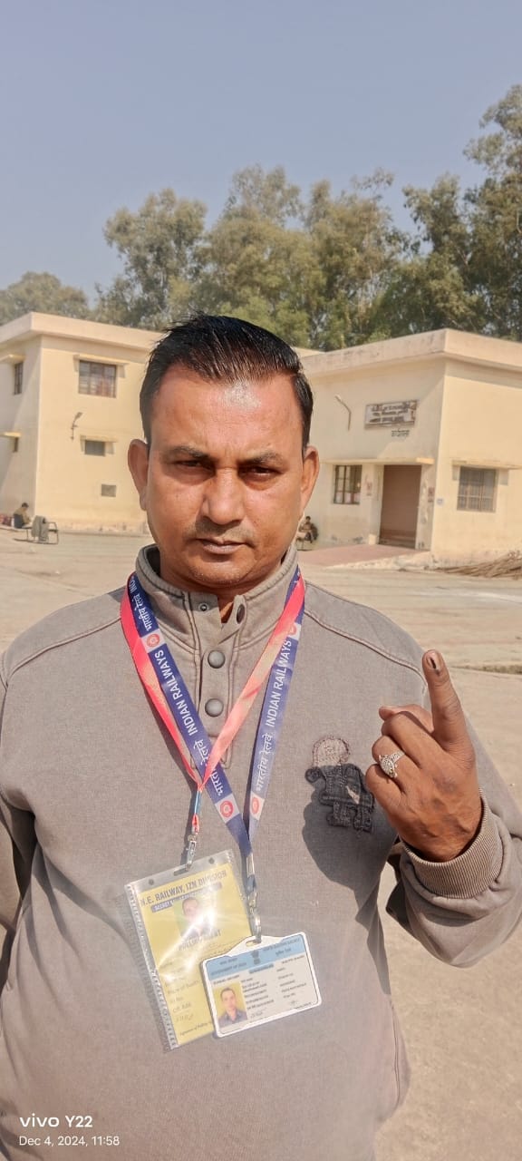 पीलीभीत के रेलवे स्टेशन परिसर स्थित नरमू कार्यालय के पास मौजूद कर्मचारी।संवाद पीलीभीत के रेलवे स्टेशन परिसर स्थित नरमू कार्यालय के पास मौजूद कर्मचारी।संवाद