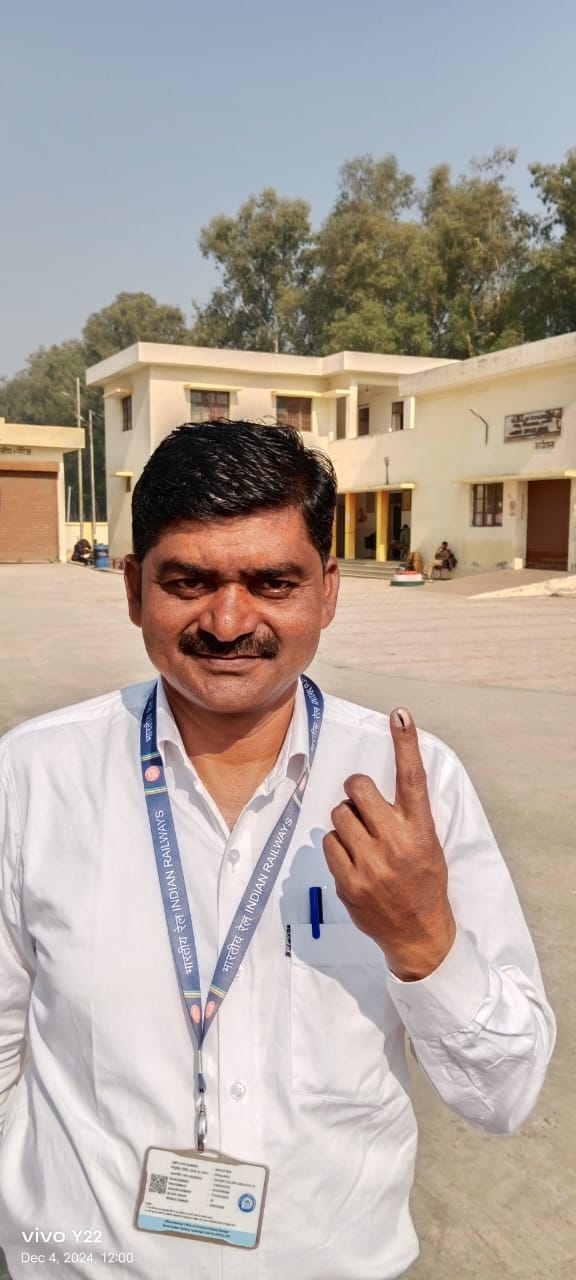 पीलीभीत के रेलवे स्टेशन परिसर स्थित नरमू कार्यालय के पास मौजूद कर्मचारी।संवाद पीलीभीत के रेलवे स्टेशन परिसर स्थित नरमू कार्यालय के पास मौजूद कर्मचारी।संवाद