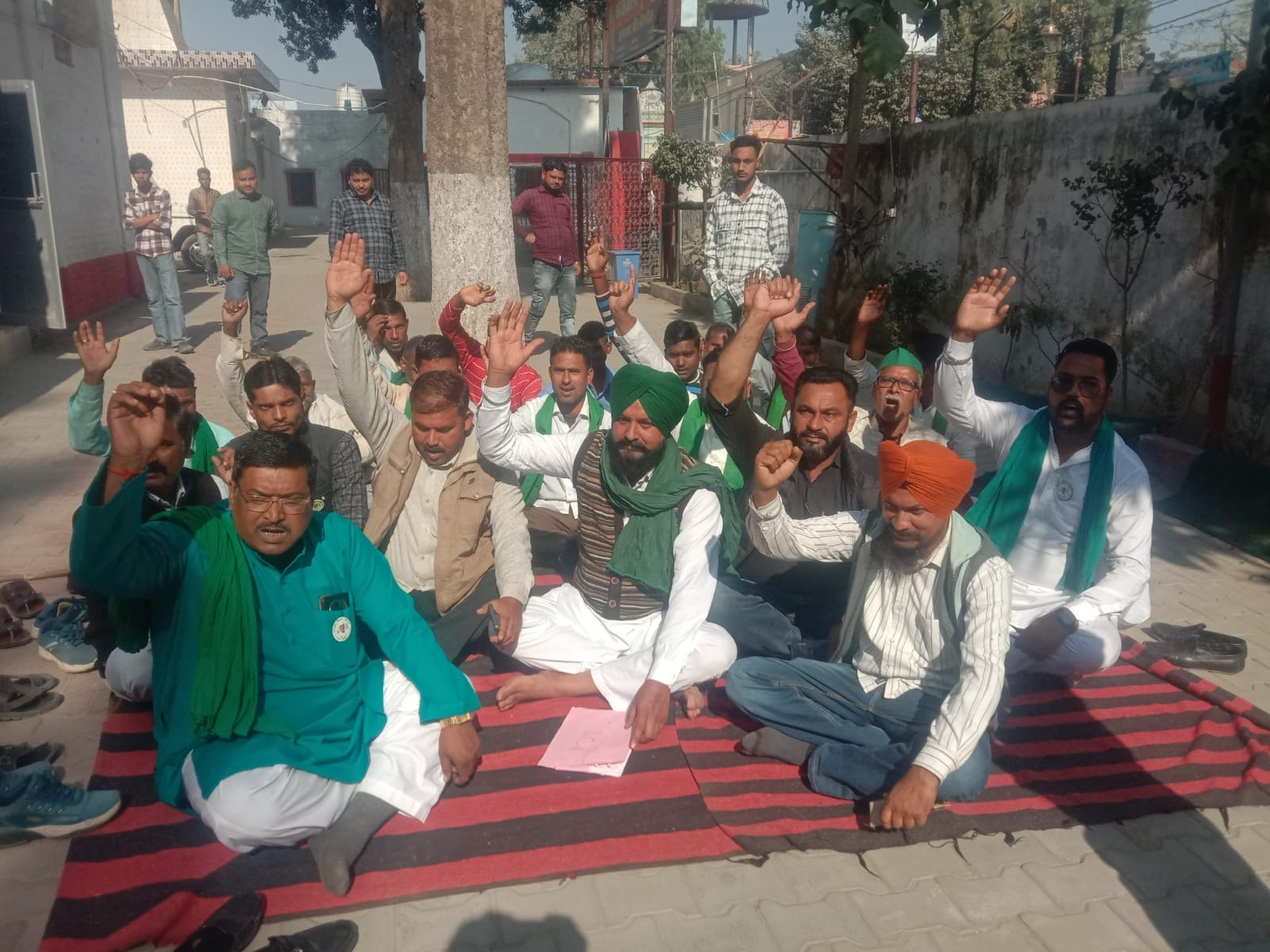 पीलीभीत के थाना सुनगढ़ी परिसर में धरने पर बैठे भाकियू कार्यकर्ता।संवाद