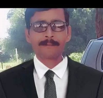 रेलवे ट्रैक पर शव को उठाती पुलिस।स्रोत-पुलिस रेलवे ट्रैक पर शव को उठाती पुलिस।स्रोत-पुलिस