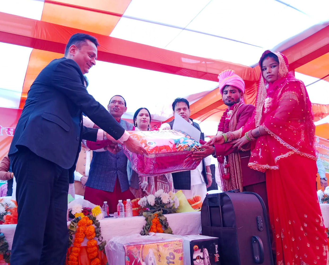 सामूहिक विवाह कार्यक्रम में हिस्सा लेते नव दंपति। संवाद सामूहिक विवाह कार्यक्रम में हिस्सा लेते नव दंपति। संवाद